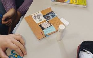 Uczniowie 6 a tworzą lekturownik pełen przygód Tomka Sawyera  (1)