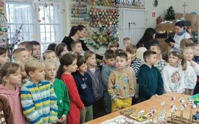  Wycieczka klasy 1 a do spółdzielczej fabryki bombek w Krośnicach (7)