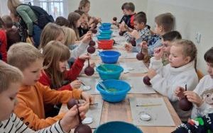 Wycieczka klasy 1a do spółdzielczej fabryki bombek w Krośnicach (2)