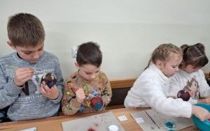 Wycieczka klasy 1a do spółdzielczej fabryki bombek w Krośnicach (3)