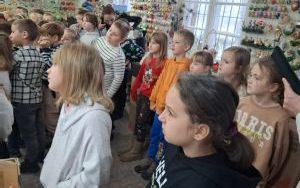 Wycieczka klasy 1a do spółdzielczej fabryki bombek w Krośnicach (1)