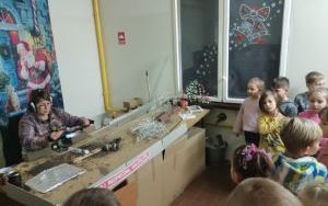  Wycieczka klasy 1 a do spółdzielczej fabryki bombek w Krośnicach (10)