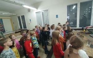  Wycieczka klasy 1 a do spółdzielczej fabryki bombek w Krośnicach (11)
