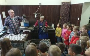  Wycieczka klasy 1 a do spółdzielczej fabryki bombek w Krośnicach (8)