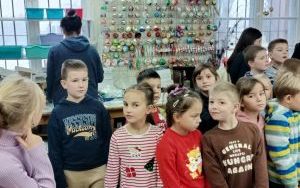  Wycieczka klasy 1 a do spółdzielczej fabryki bombek w Krośnicach (6)