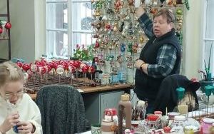  Wycieczka klasy 1 a do spółdzielczej fabryki bombek w Krośnicach (4)