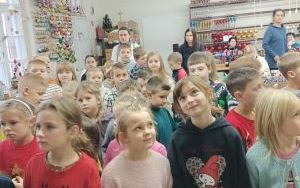  Wycieczka klasy 1 a do spółdzielczej fabryki bombek w Krośnicach (5)