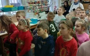  Wycieczka klasy 1 a do spółdzielczej fabryki bombek w Krośnicach (2)