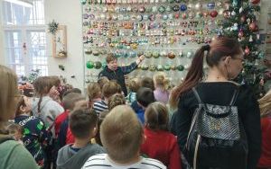  Wycieczka klasy 1 a do spółdzielczej fabryki bombek w Krośnicach (3)