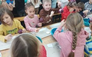 Wycieczka klasy 1a do spółdzielczej fabryki bombek w Krośnicach (20)