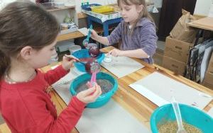  Wycieczka klasy 1 a do spółdzielczej fabryki bombek w Krośnicach (1)