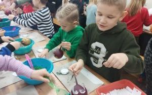 Wycieczka klasy 1a do spółdzielczej fabryki bombek w Krośnicach (18)