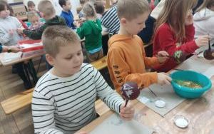 Wycieczka klasy 1a do spółdzielczej fabryki bombek w Krośnicach (19)