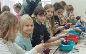 Wycieczka klasy 1a do spółdzielczej fabryki bombek w Krośnicach (16)