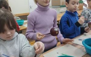 Wycieczka klasy 1a do spółdzielczej fabryki bombek w Krośnicach (17)