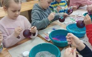 Wycieczka klasy 1a do spółdzielczej fabryki bombek w Krośnicach (14)