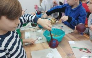 Wycieczka klasy 1a do spółdzielczej fabryki bombek w Krośnicach (15)