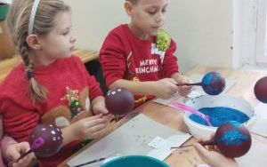 Wycieczka klasy 1a do spółdzielczej fabryki bombek w Krośnicach (12)