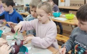 Wycieczka klasy 1a do spółdzielczej fabryki bombek w Krośnicach (13)