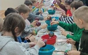 Wycieczka klasy 1a do spółdzielczej fabryki bombek w Krośnicach (10)