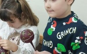 Wycieczka klasy 1a do spółdzielczej fabryki bombek w Krośnicach (11)