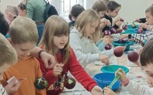 Wycieczka klasy 1a do spółdzielczej fabryki bombek w Krośnicach (8)