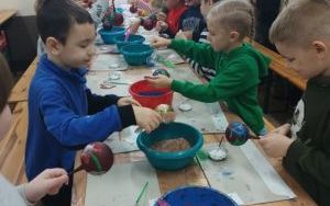 Wycieczka klasy 1a do spółdzielczej fabryki bombek w Krośnicach (9)