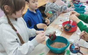 Wycieczka klasy 1a do spółdzielczej fabryki bombek w Krośnicach (6)