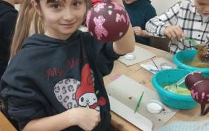 Wycieczka klasy 1a do spółdzielczej fabryki bombek w Krośnicach (7)