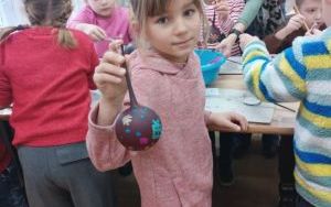 Wycieczka klasy 1a do spółdzielczej fabryki bombek w Krośnicach (5)