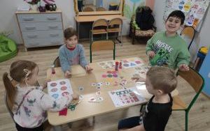 "Coraz bliżej święta ..." na zajęciach logopedycznych (11)