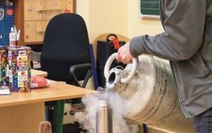 Zajęcia z ciekłym azotem w klasie 2 b i 4 c (10)