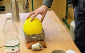 Zajęcia z ciekłym azotem w klasie 2 b i 4 c (7)