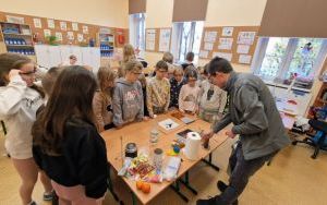 Zajęcia z ciekłym azotem w klasie 2 b i 4 c (9)