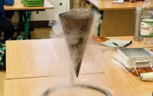 Zajęcia z ciekłym azotem w klasie 2 b i 4 c (1)