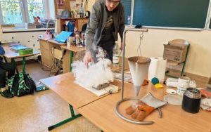 Zajęcia z ciekłym azotem w klasie 2 b i 4 c (12)