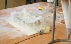 Zajęcia z ciekłym azotem w klasie 2 b i 4 c (10)