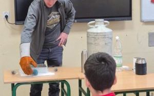 Zajęcia z ciekłym azotem w klasie 2 b i 4 c (4)