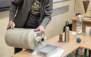 Zajęcia z ciekłym azotem w klasie 2 b i 4 c (5)