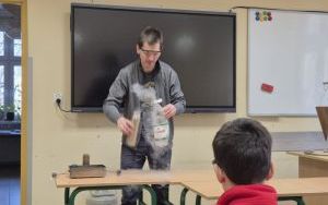 Zajęcia z ciekłym azotem w klasie 2 b i 4 c (3)