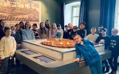 Klasa 4 a podczas warsztatów i gry edukacyjnej ”Książęca misja w mieście wież i róż” (3)