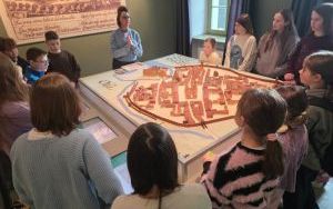 Klasa 4 a podczas warsztatów i gry edukacyjnej ”Książęca misja w mieście wież i róż” (4)