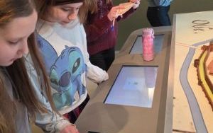 Klasa 4 a podczas warsztatów i gry edukacyjnej ”Książęca misja w mieście wież i róż” (5)