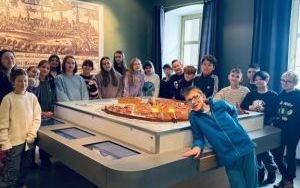 Klasa 4 a podczas warsztatów i gry edukacyjnej ”Książęca misja w mieście wież i róż” (3)