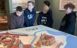 Klasa 4 a podczas warsztatów i gry edukacyjnej ”Książęca misja w mieście wież i róż” (2)