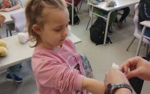 Spotkanie uczniów klasy 1b z ratownikiem (1)