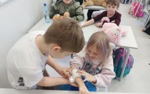 Spotkanie uczniów klasy 1b z ratownikiem (2)