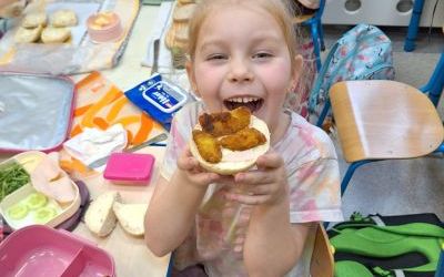 Kanapki w klasie 0 A – smaczna lekcja samodzielności. (16)