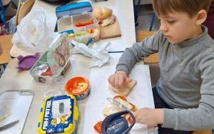 Kanapki w klasie 0 A – smaczna lekcja samodzielności. (15)