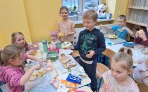 Kanapki w klasie 0 A – smaczna lekcja samodzielności. (12)